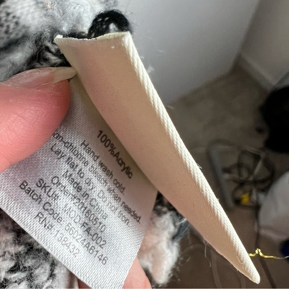 ModCloth Black White Plaid Blanket Scarf Shawl Throw Wrap 100% Acrylic Classic - Picture 7 of 8